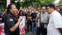 Noda Hitam Usai HUT ke-80 Adhyaksa, Massa Aksi Geruduk Kejari! Freddy: Ada ‘Hengki Pengki’ di Balik Dugaan Korupsi PDAM Manado