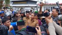 Walkot Kotamobagu, Temui Masa Aksi