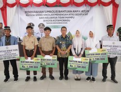 Pemkot Kotamobagu Serahkan Bantuan Anak Asuh Kepada Siswa Siswi 