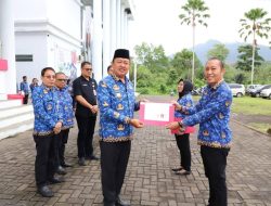 Dua ASN Mitra Purna Bakti, Wabup Serahkan SK Pensiun