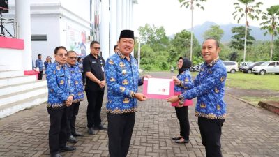 Dua ASN Mitra Purna Bakti, Wabup Serahkan SK Pensiun