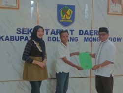 Mantapkan Pelayanan Publik, Sekda Bolmong Serahkan SK Dua Plt Pejabat