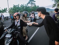 Komunitas Absurdly dan Dompet Dhuafa Bagi-Bagi Takjil
