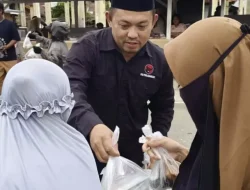Legislator PDIP Boltim Bagikan Paket Takjil Pada Warga