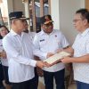 Miliki Kepastian Hukum, Walkot Hengky Honandar Serahkan 204 Sertifikat Tanah