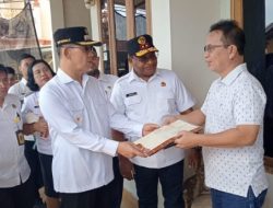 Miliki Kepastian Hukum, Walkot Hengky Honandar Serahkan 204 Sertifikat Tanah