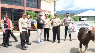 Kapolres Boltim Pimpin Penyerahan Hewan Qurban di Mako Polres