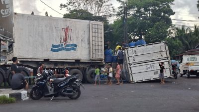 Polres Bitung Sigap Tanggani Lakalantas Kontainer Ikan Segar