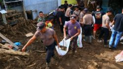Ratusan Personil Polda Sulut Bantu Pulihkan Korban Banjir Bandang Bolmong
