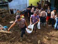 Ratusan Personil Polda Sulut Bantu Pulihkan Korban Banjir Bandang Bolmong
