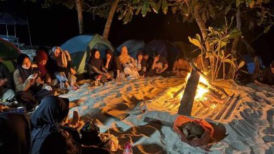 Mahasiswa Psikologi Islam IAIN Manado Bersihkan Pantai Paal