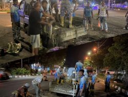Prajurit Guskamla Koarmada II dan Warga Kompak Perbaiki Jalan di Kota Bitung