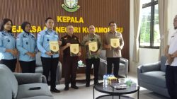 Perkuat Kepastian Hukum, Kejari Kotamobagu Serahkan Empat Legal Opinion kepada Pemkab Bolmong