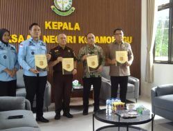 Perkuat Kepastian Hukum, Kejari Kotamobagu Serahkan Empat Legal Opinion kepada Pemkab Bolmong