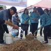 Warga Pintukota Antusias Ikuti Pelatihan Pembuatan Kompos Bersama Ketua TP PKK Kota Bitung
