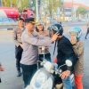 Kapolres Bitung Turun ke Jalan, Bagi-Bagi Helm Gratis Sambut HUT Lalu Lintas ke-71