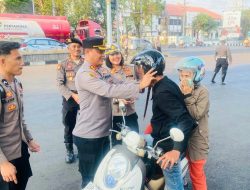 Kapolres Bitung Turun ke Jalan, Bagi-Bagi Helm Gratis Sambut HUT Lalu Lintas ke-71