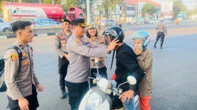 Kapolres Bitung Turun ke Jalan, Bagi-Bagi Helm Gratis Sambut HUT Lalu Lintas ke-71
