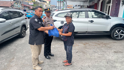 Sambut HUT Humas Polri ke-75, Polres Bitung Salurkan Puluhan Paket Sembako kepada Warga