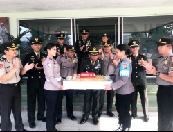 Kado Istimewa HUT ke-81 TNI, Kapolres Bitung Datang Bawa Kue Ulang Tahun