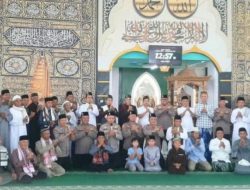 Tanpa Sekat dengan Warga, Kapolres Kotamobagu Jumling di Masjid Al-Mukhlisin Tanoyan Selatan